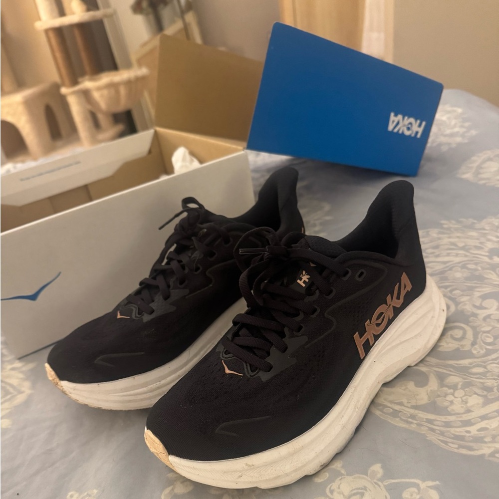 Hoka Clifton 10 - Lightly used! Like new